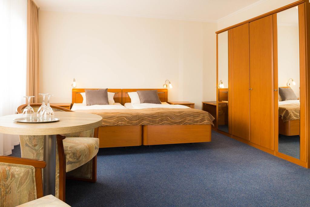 Strand Hotel Nordsee, Hotel Deichlaeufer Tossens Eksteriør billede